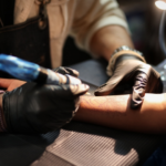 Comment la machine de tatouage agit-elle sur la peau ?